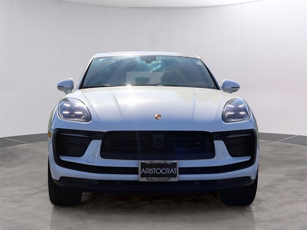 2025 Porsche Macan Base photo 2