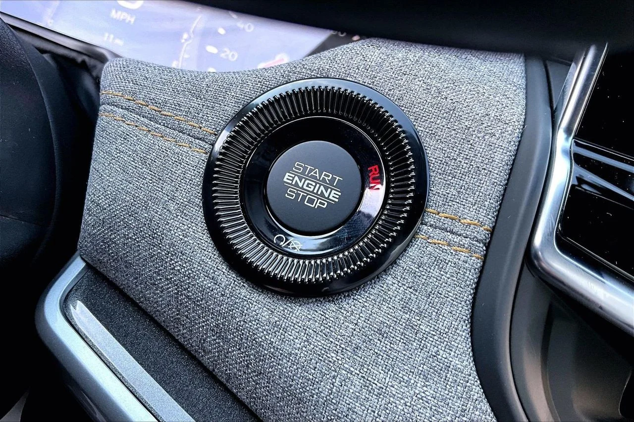 New 2026 Diamond Black Crystal Pearlcoat Jeep Latitude image 21