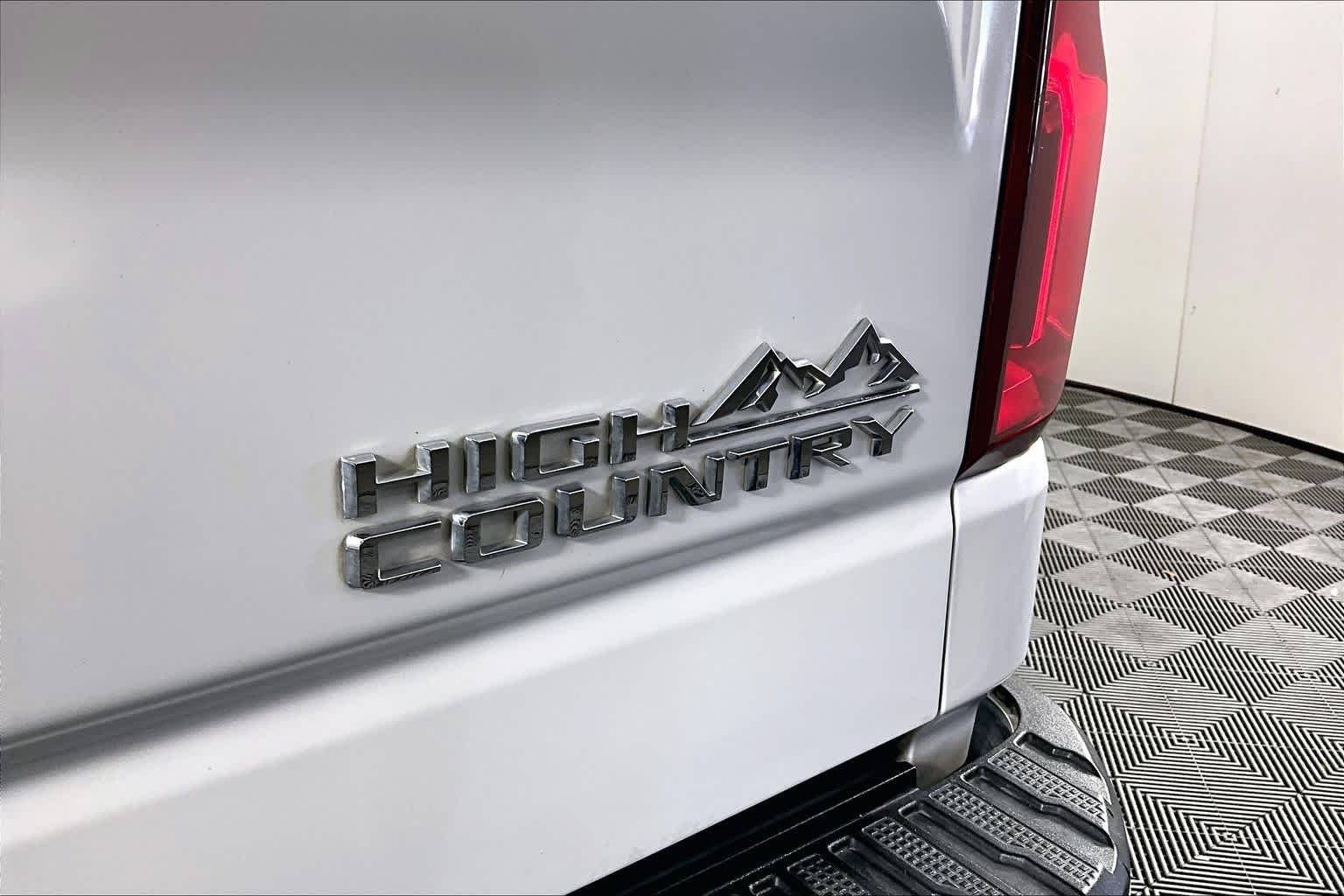 Used 2019 Iridescent Pearl Tricoat Chevrolet High Country image 10