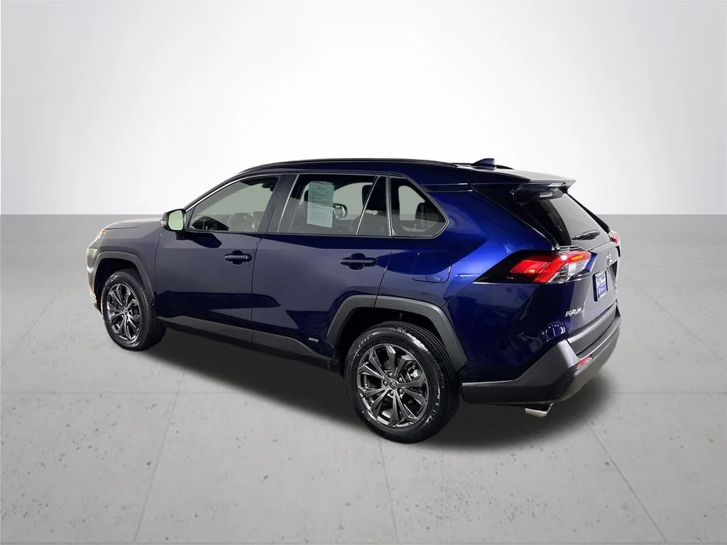 Used 2023  Toyota XLE Premium image 8
