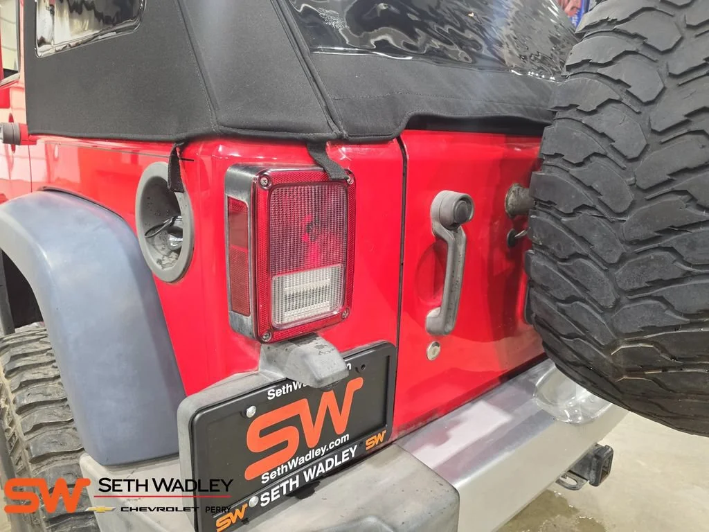 Used 2015 Red Jeep Sahara image 33