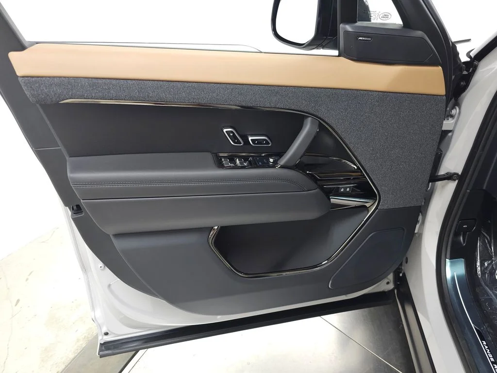 New 2026 Borasco Grey Land Rover Dynamic SE image 13