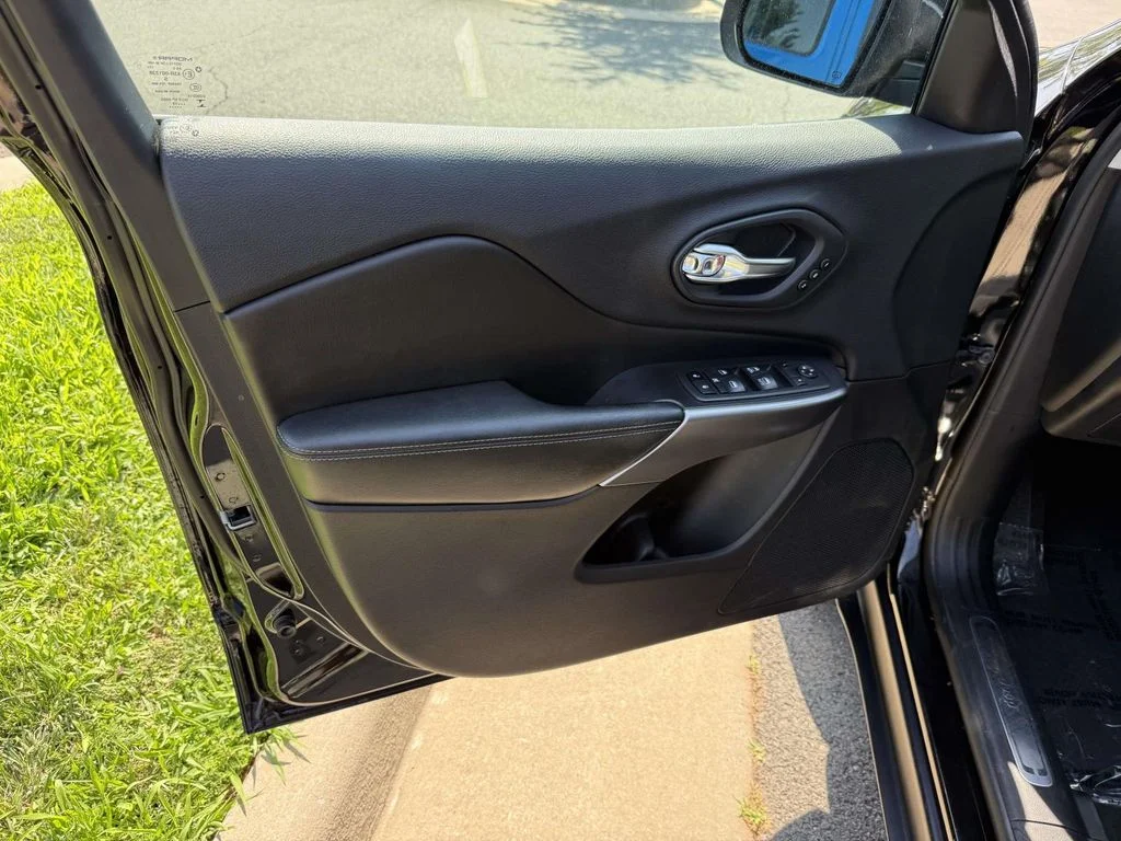 Used 2019 Black Jeep Limited image 33