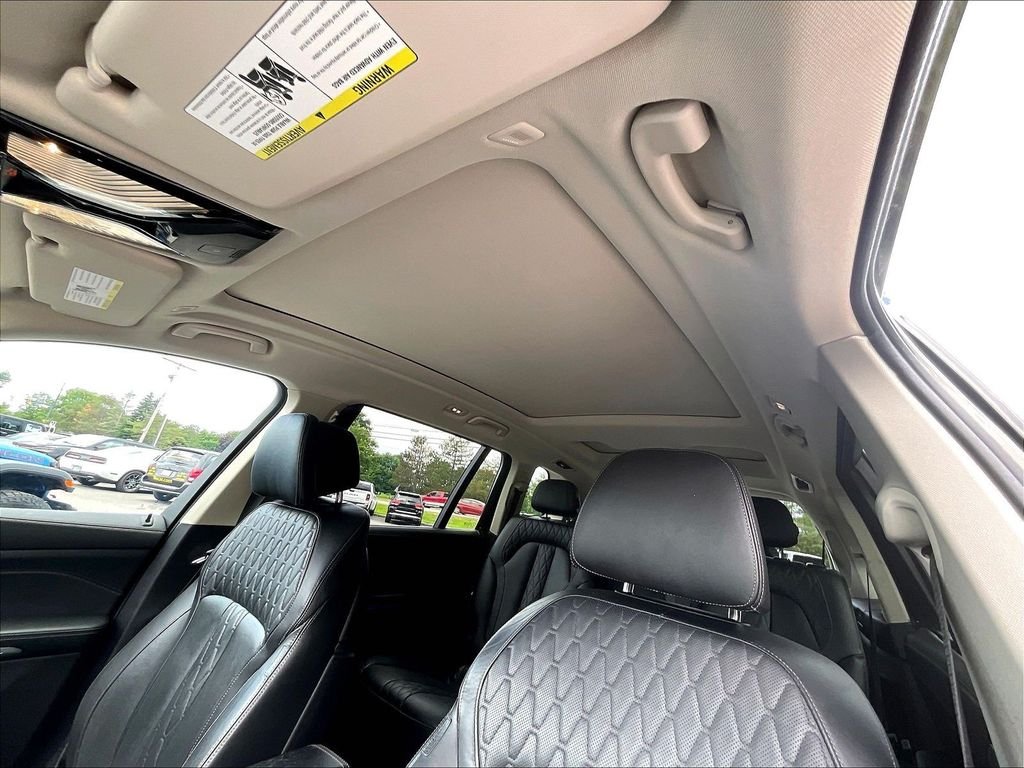 Used 2024 Green BMW xDrive40i image 7