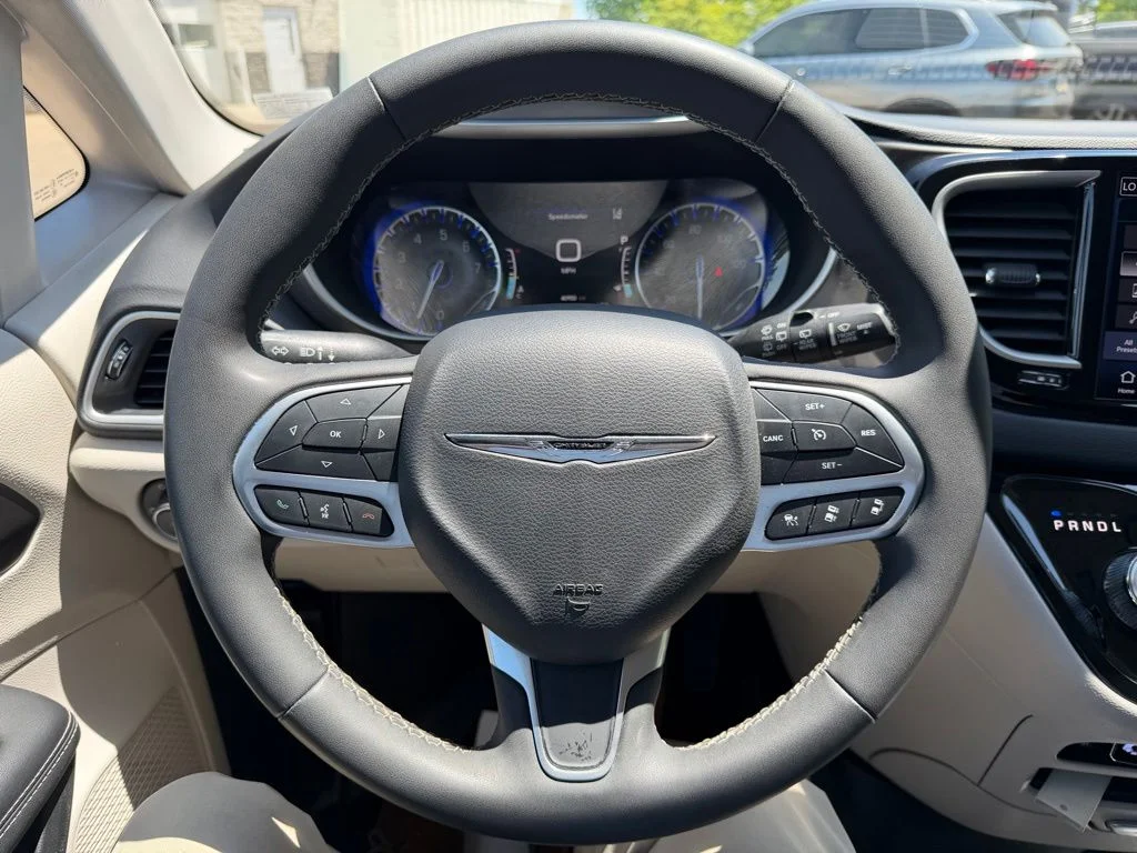Used 2024 Silver Chrysler Touring L image 12