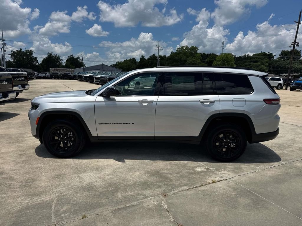New 2026 Silver Zynith Exterior Paint Jeep Altitude image 10