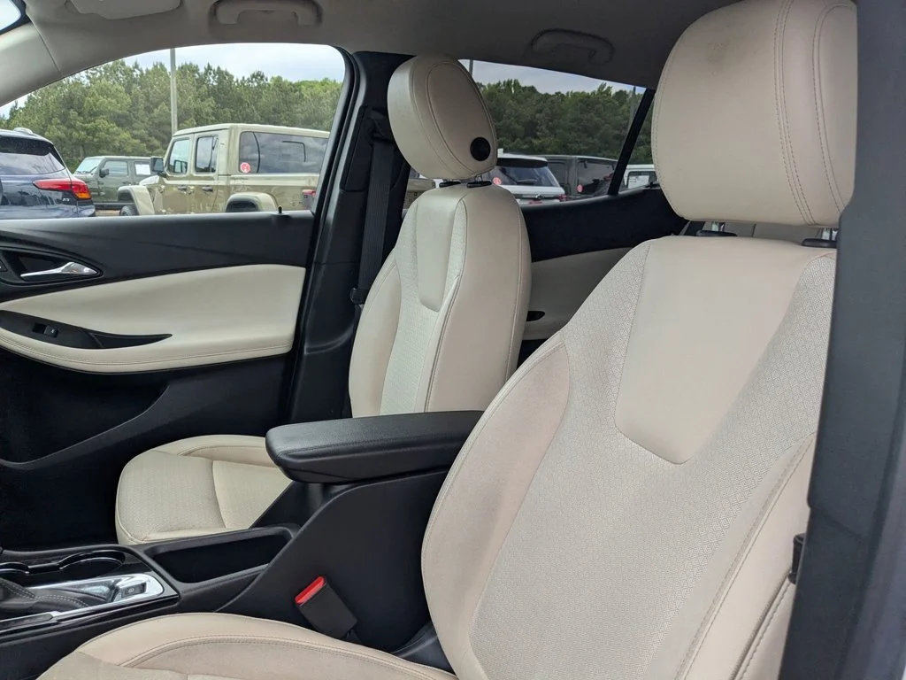 Used 2022 Summit White Buick Select image 14