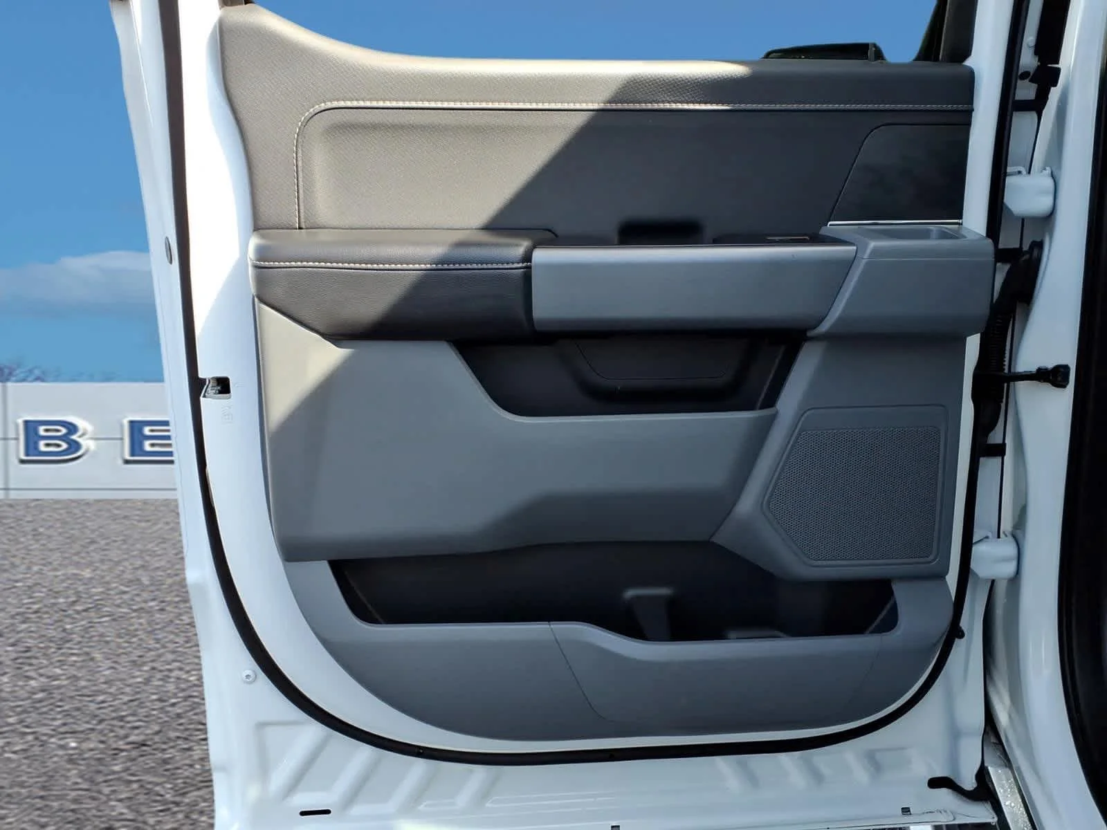 Used 2025 Oxford White Ford XLT image 27