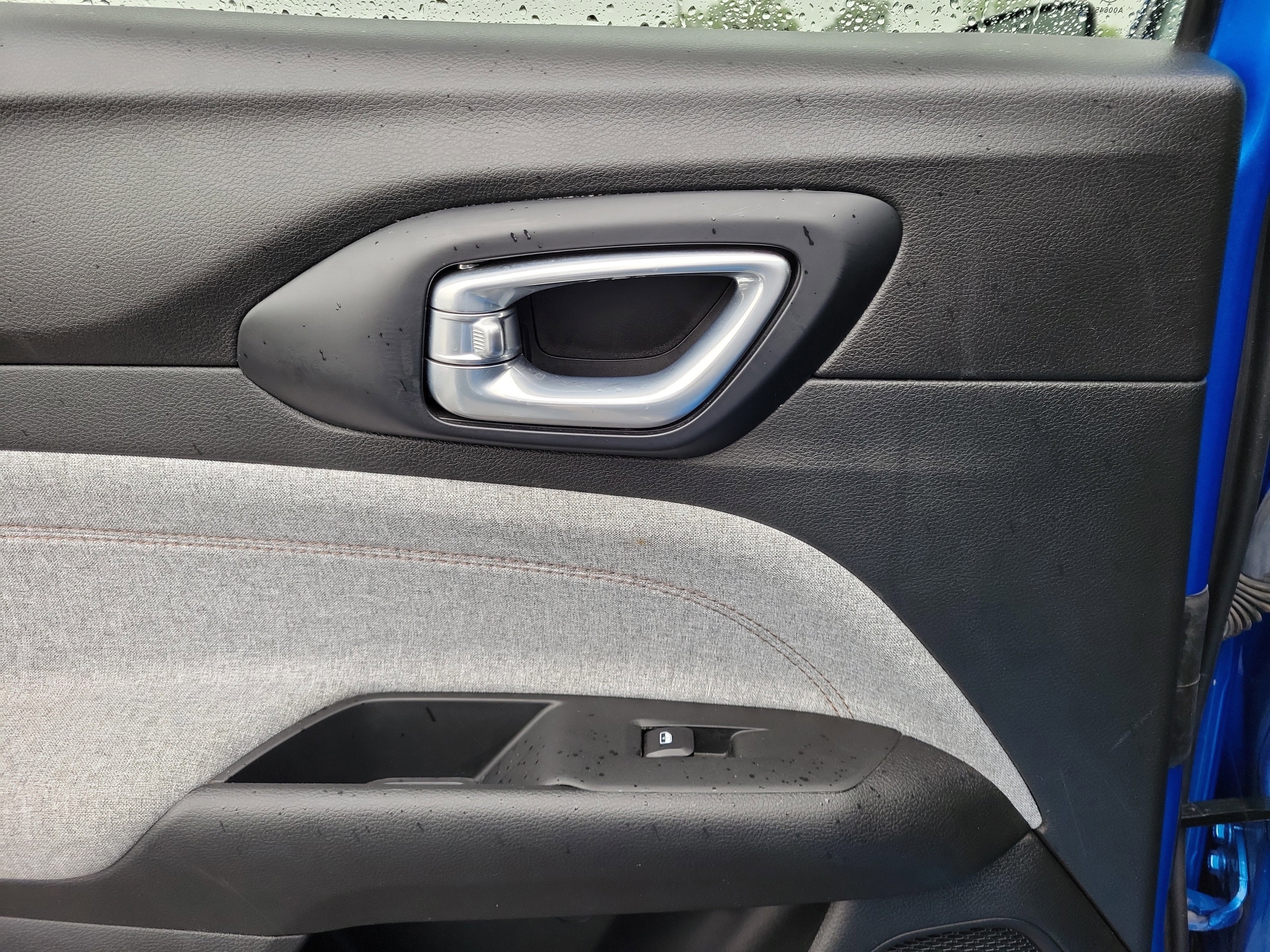 Used 2022 Laser Blue Pearlcoat Jeep Latitude Lux image 12