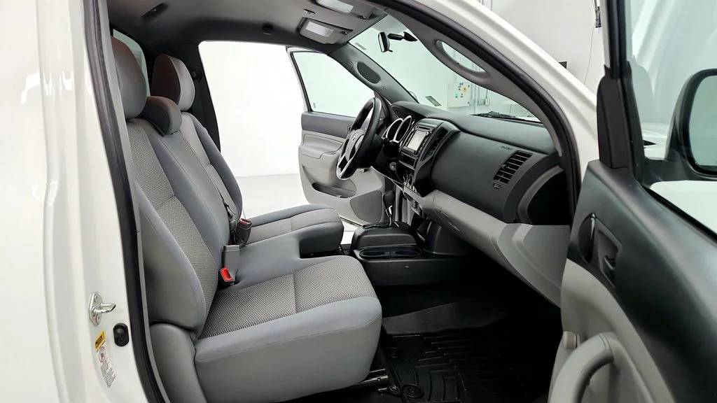 Used 2014 White Toyota Base image 16