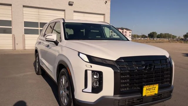Used 2025 White Hyundai SEL image 4