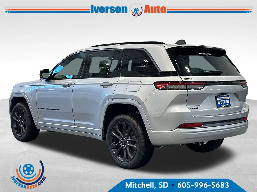 New 2026 Silver Zynith Exterior Paint Jeep Limited Reserve image 5