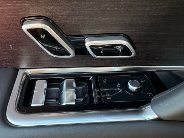 New 2026 Eiger Grey Land Rover SE image 13
