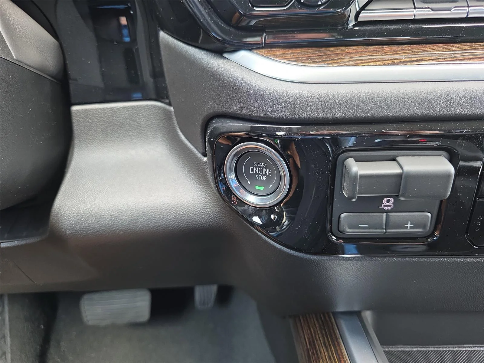 New 2026 Sterling Metallic GMC Elevation image 21