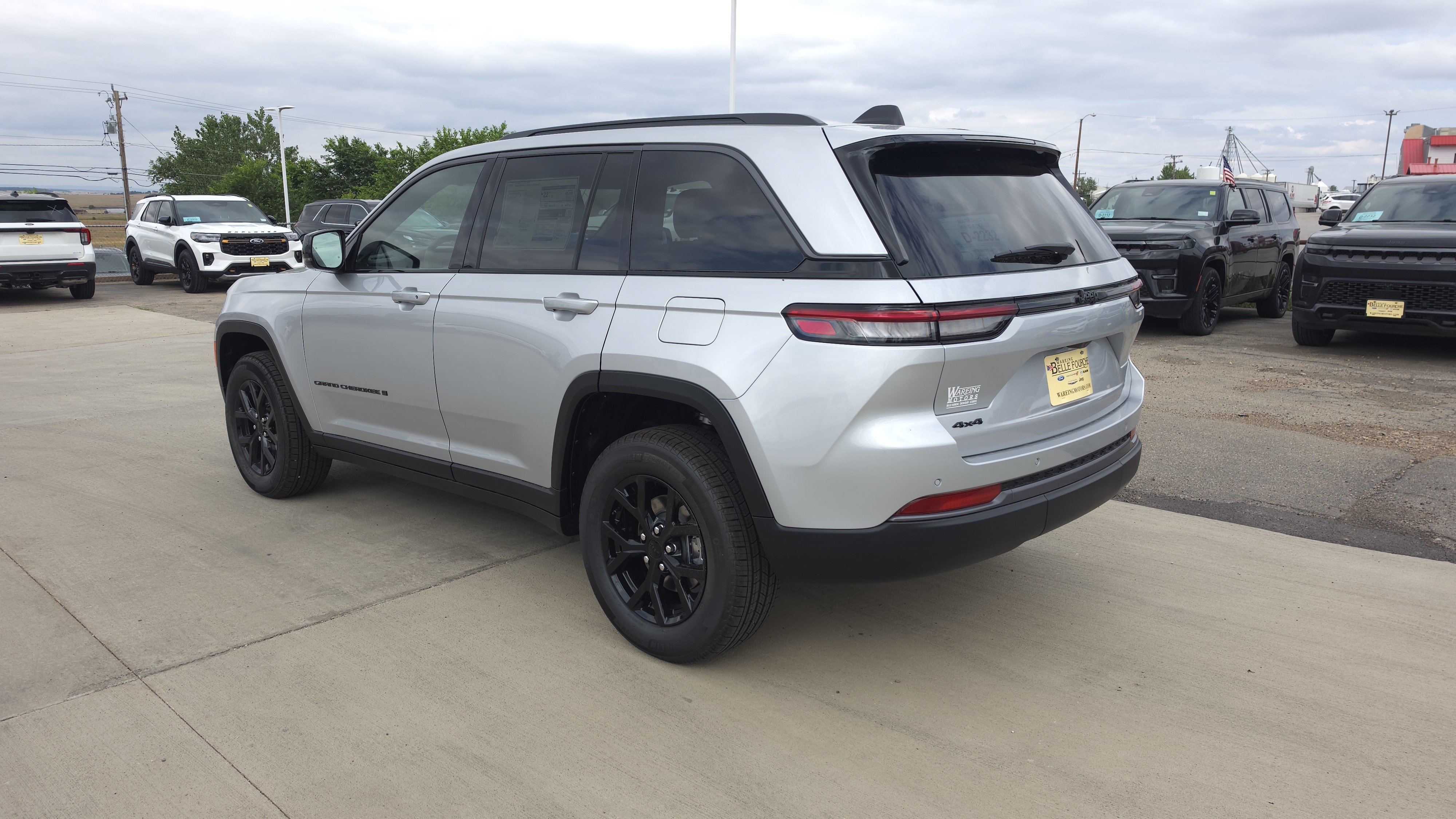 New 2026 Silver Zynith Jeep Laredo Altitude image 4