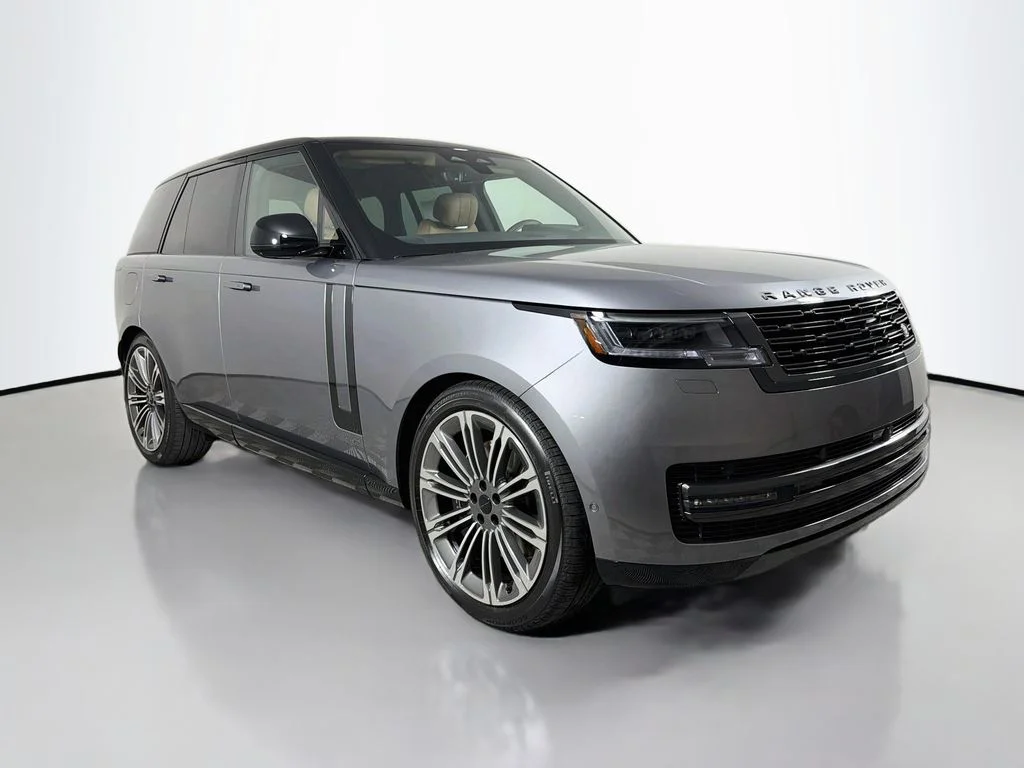 New 2026 Eiger Grey Land Rover SE image 3