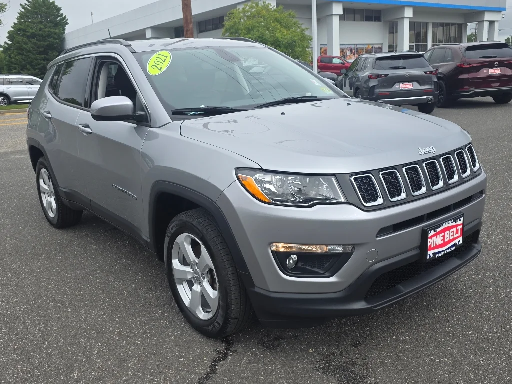 Used 2021 Billet Silver Metallic Clear Coat Jeep Latitude image 9