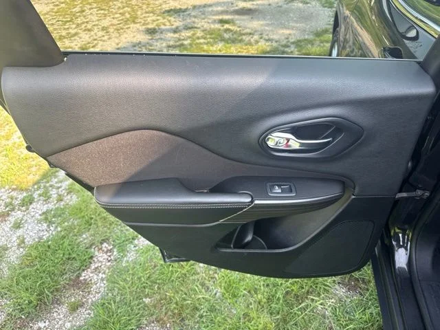 Used 2014 Black Jeep Latitude image 29