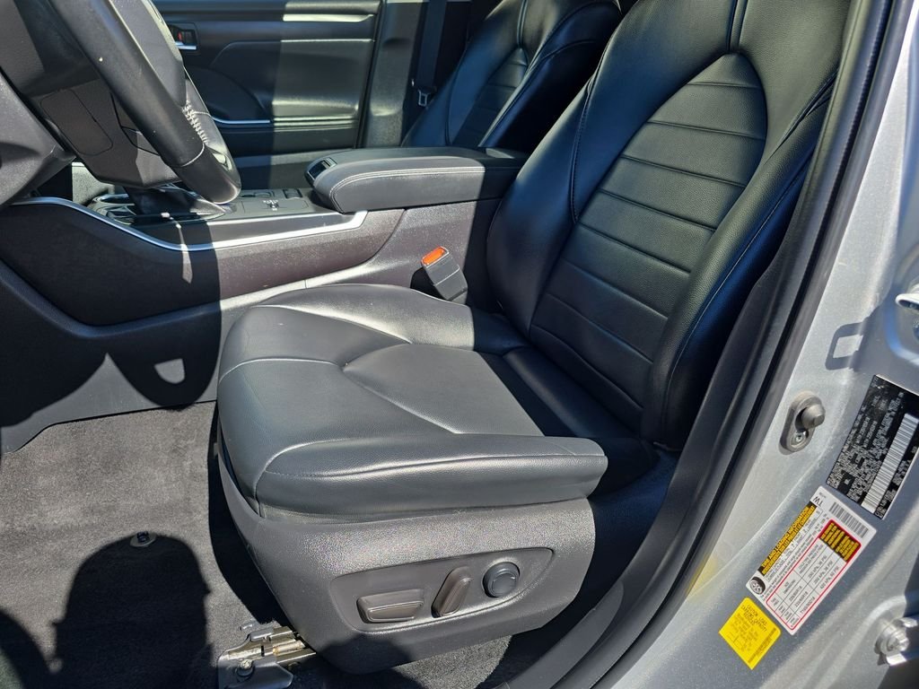 Used 2022 Silver Toyota XLE image 17