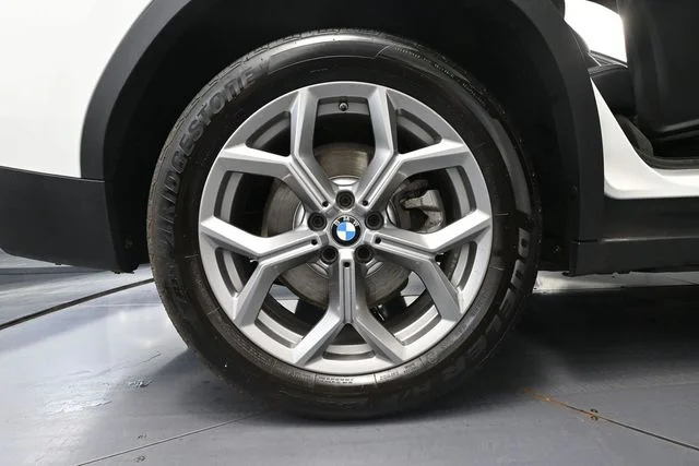 Used 2023 White BMW xDrive30i image 15