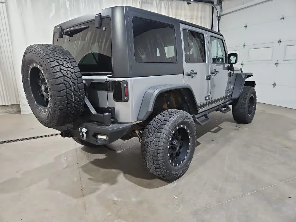 Used 2016 Silver Jeep Sahara image 3