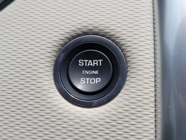 Used 2023 White Land Rover Metropolitan Edition image 34