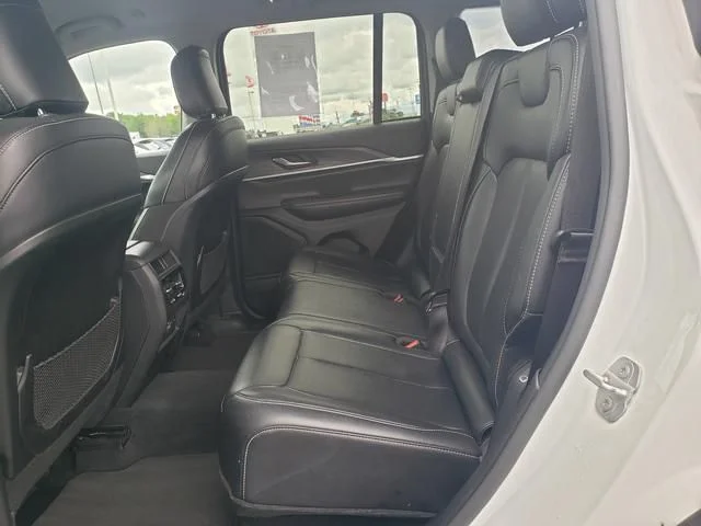 Used 2023  Jeep Limited image 12