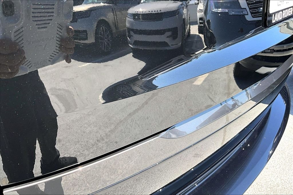 New 2026 SANTORINI BLACK Land Rover SE 7 Seats image 9