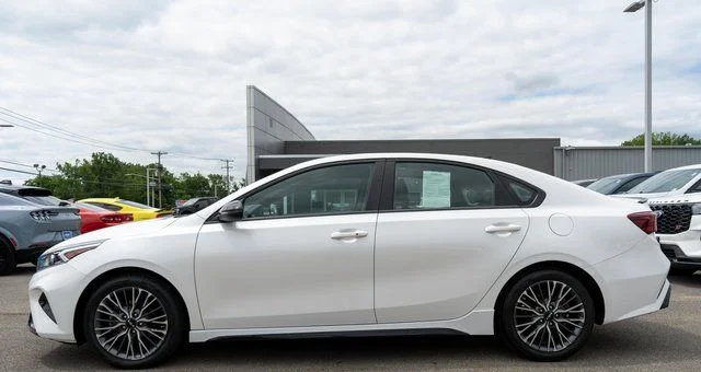Used 2023 White Kia GT-Line image 9