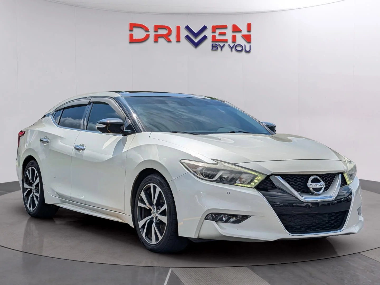 Used 2017 Pearl White Nissan Platinum image 7