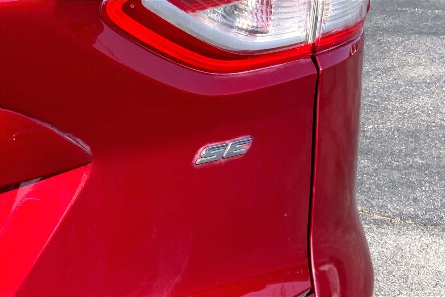 Used 2015 Ruby Red Metallic Tinted Clearcoat Ford SE image 27
