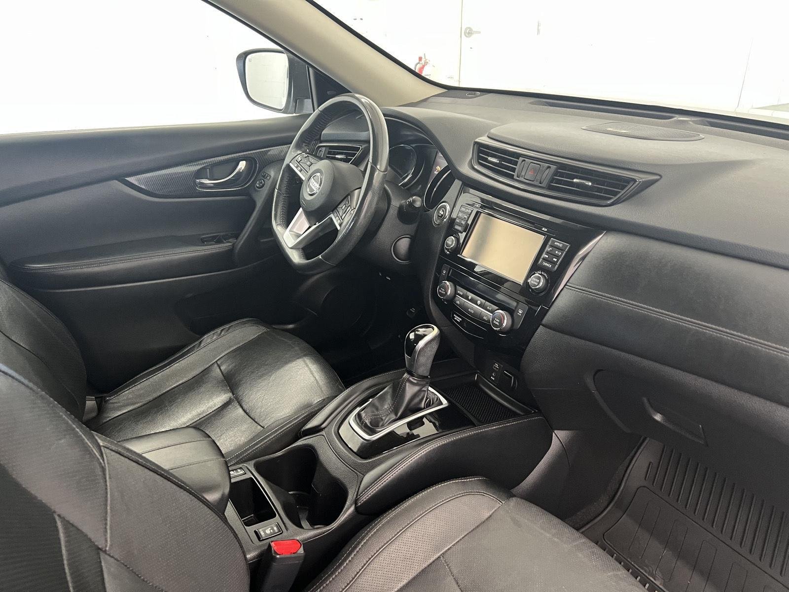 Used 2017 Brilliant Silver Nissan SL image 26