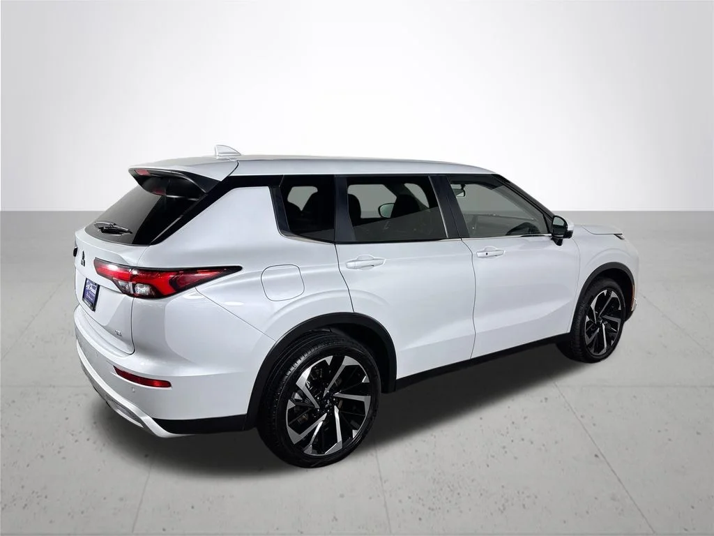 Used 2024 White Mitsubishi SE image 6
