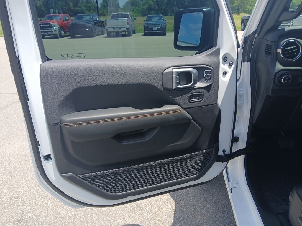 New 2026 Bright White Clear-Coat Exterior Paint Jeep Sahara image 28