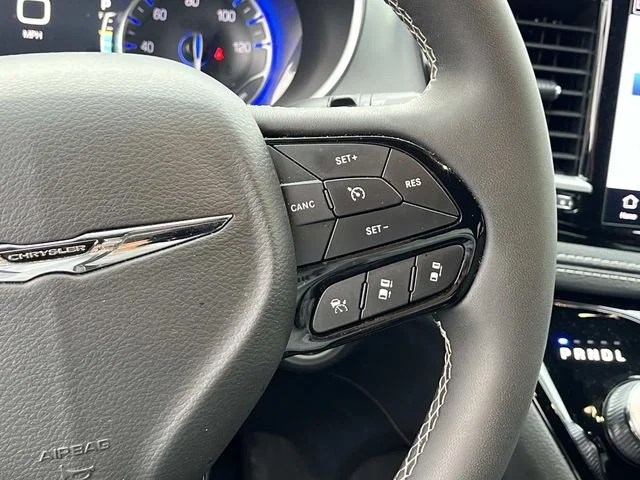Used 2025 White Chrysler Limited image 29