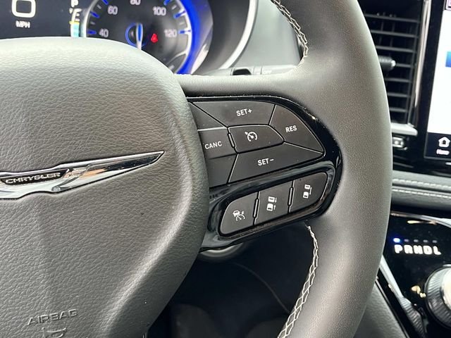 Used 2025 White Chrysler Limited image 29