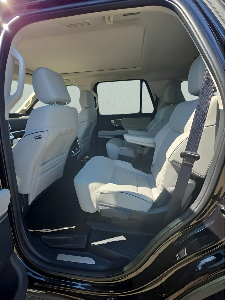 Used 2025 Black Metallic Ford Platinum image 12