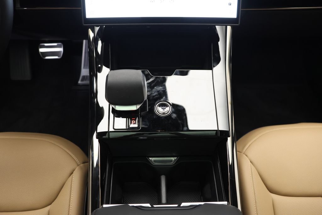 New 2026 British Racing Green Land Rover Dynamic SE image 21
