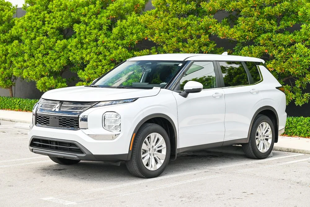 Used 2025  Mitsubishi ES image 1