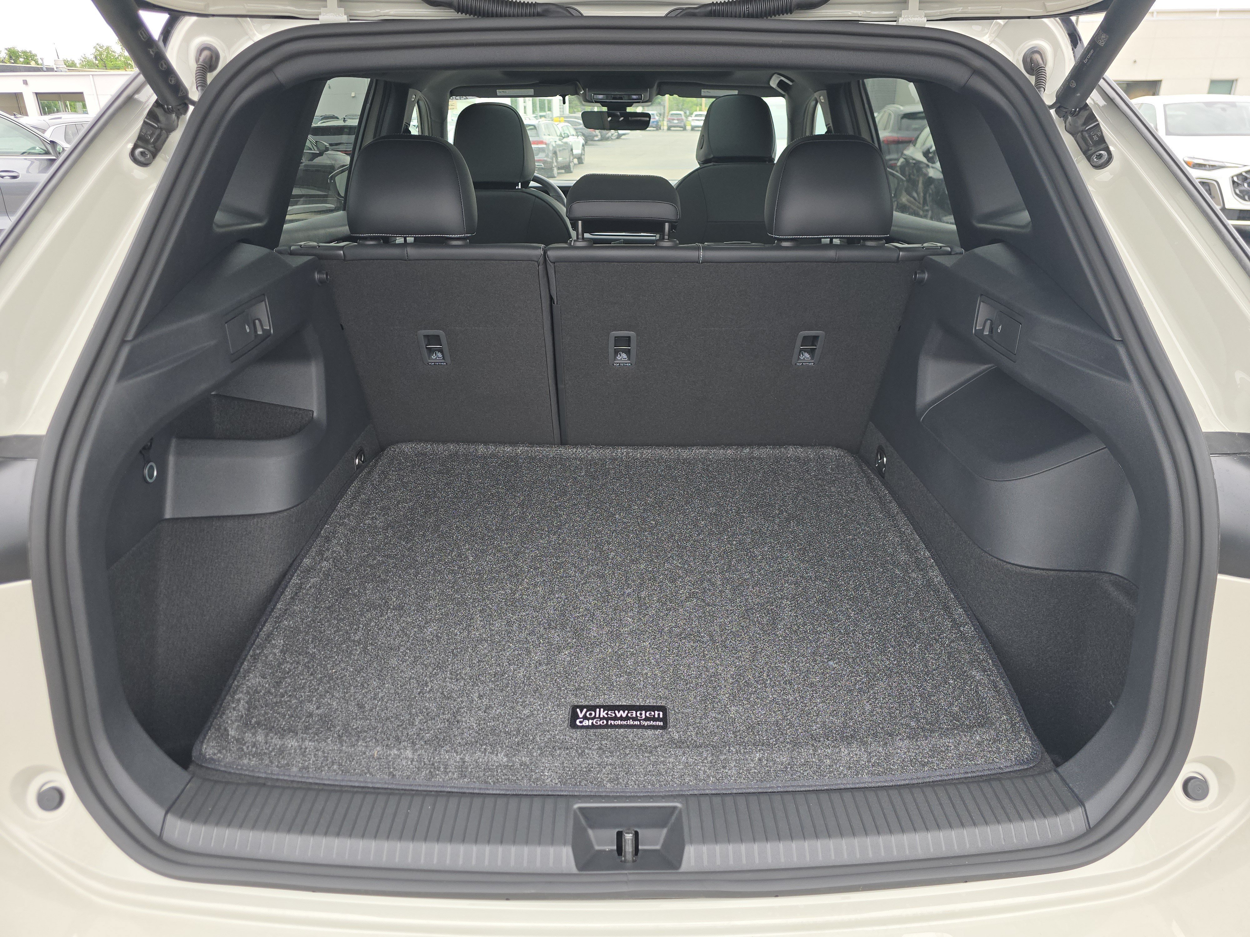 New 2026 Sandstone w/Deep Black Roof Volkswagen SE R-Line Black image 15