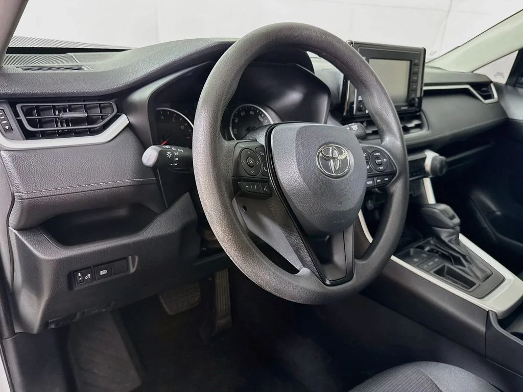 Used 2020 White Toyota LE image 9