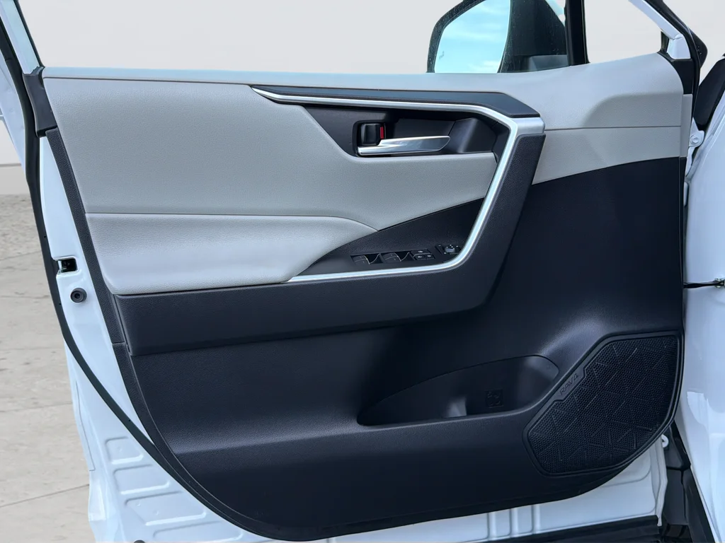 Used 2022 White Toyota XLE image 24