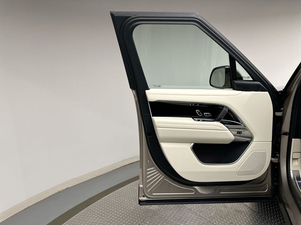 New 2026 Batumi Gold Premium Metallic Land Rover SE image 9