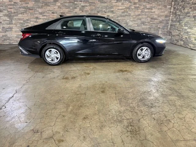 New 2026 Abyss Black Hyundai SE image 4