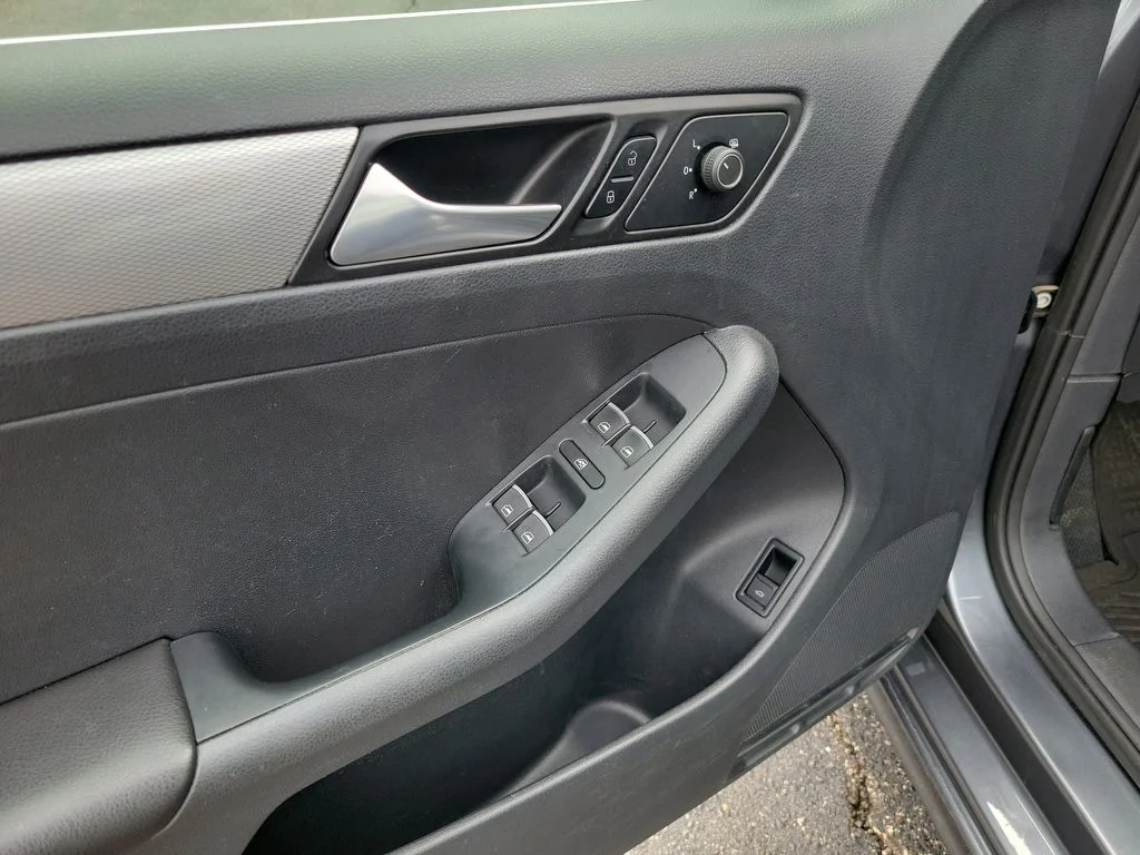 Used 2015 Gray Volkswagen 1.8T SE image 21