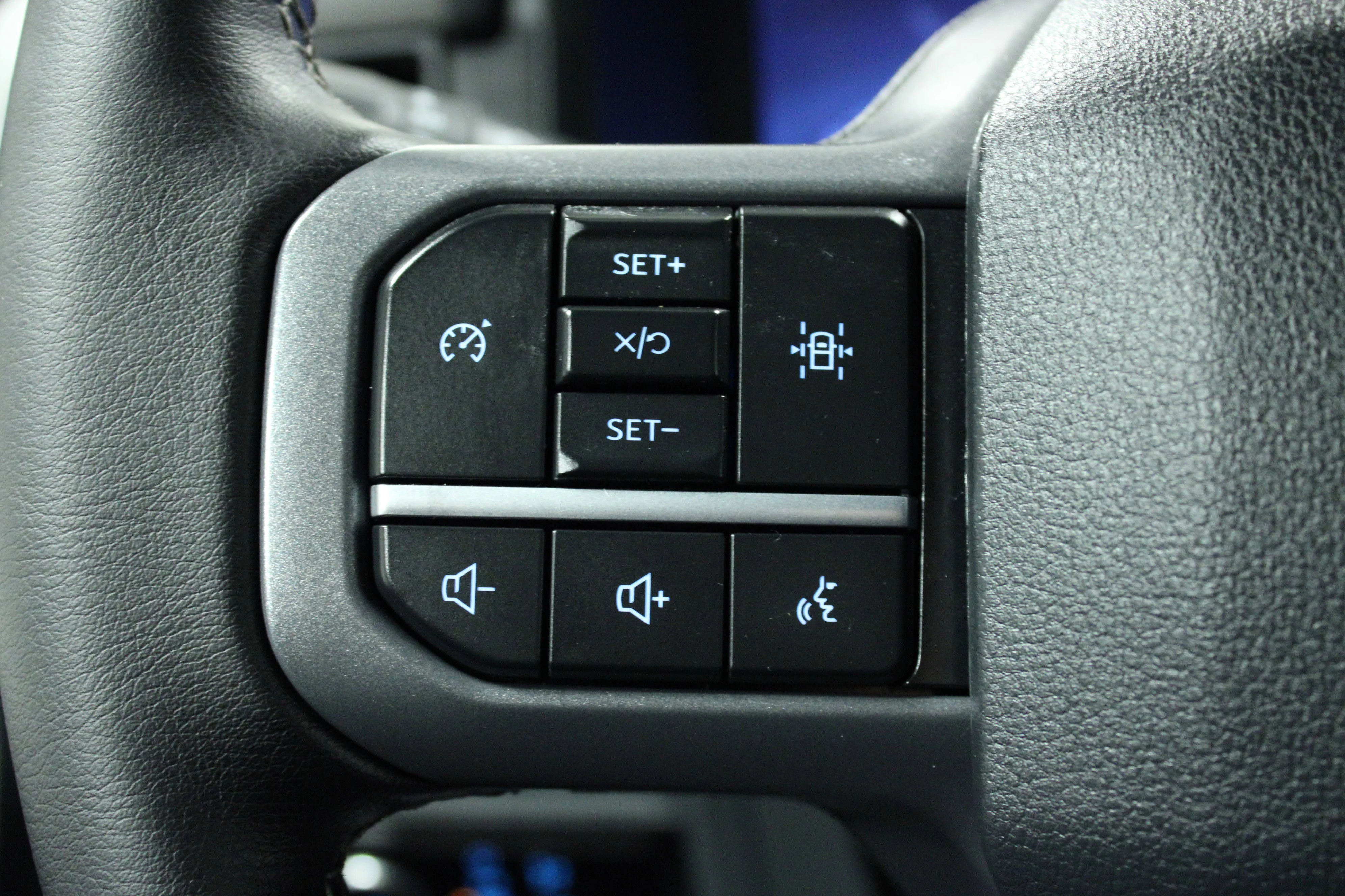 Used 2025 Oxford White Ford XLT image 21