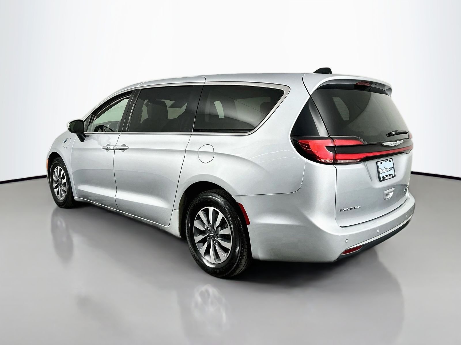 Used 2023 Silver Mist Clearcoat Chrysler Touring L image 6