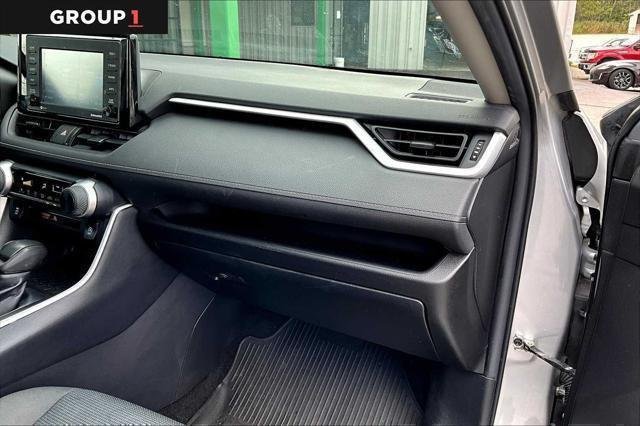 2022 Toyota RAV4 LE - Photo 19