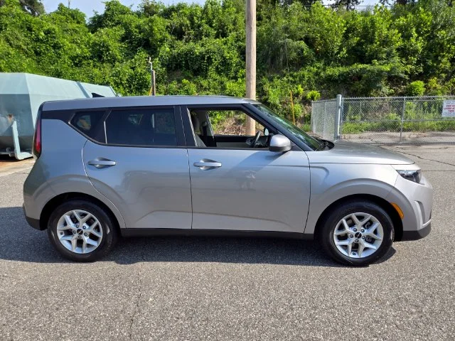 Used 2025 Silver Kia  image 10