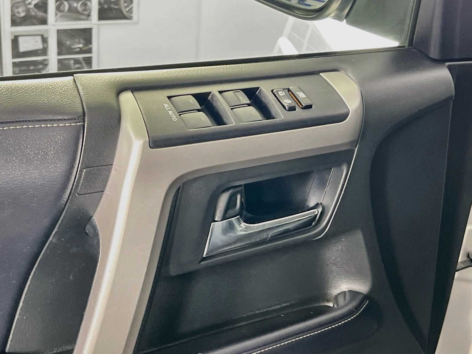 Used 2018 Classic Silver Metallic Toyota SR5 Premium image 18